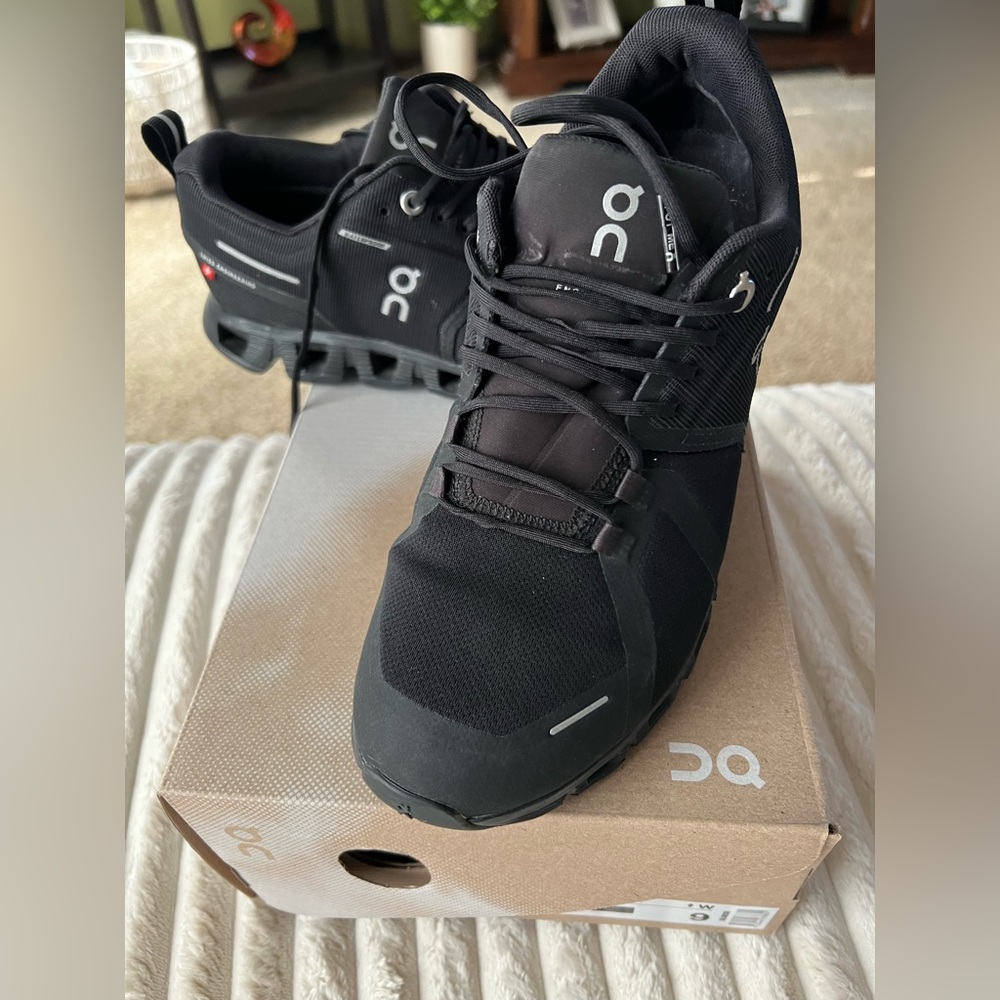 On Cloud 5 waterproof running shoe like new, worn 1 time with box!